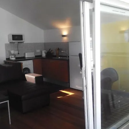 Yellow House 2 Bedroom Historic Centre A+ Location * קסקאיס